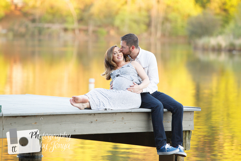lake photography for maternity session